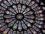 Notre Dame Glasfenster im inneren der Kathedrale Notre Dame.